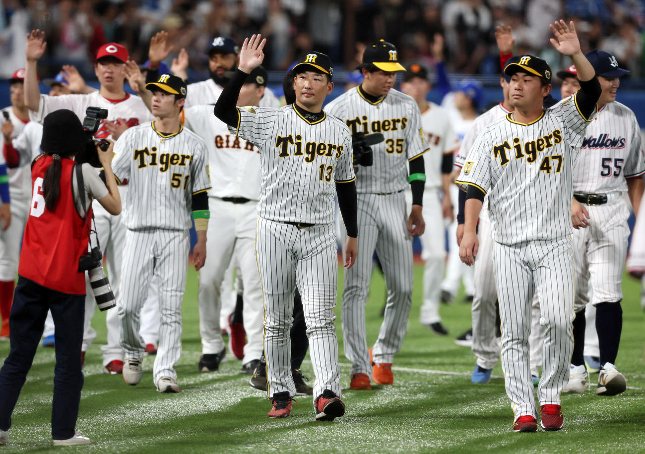 全セ対全パ　試合後場内1周してファンにあいさつする岩崎ら全セナイン（撮影・加藤哉）