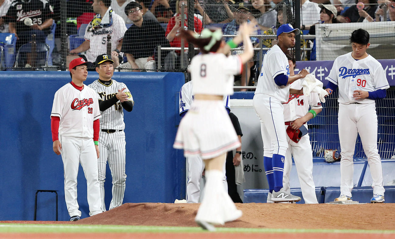 全セ対全パ　9回表、ブルペンからマウンドへ向かう中日マルティネスを拍手で送り出す阪神岩崎。左端は広島栗林、右端は中日松山（撮影・加藤哉）