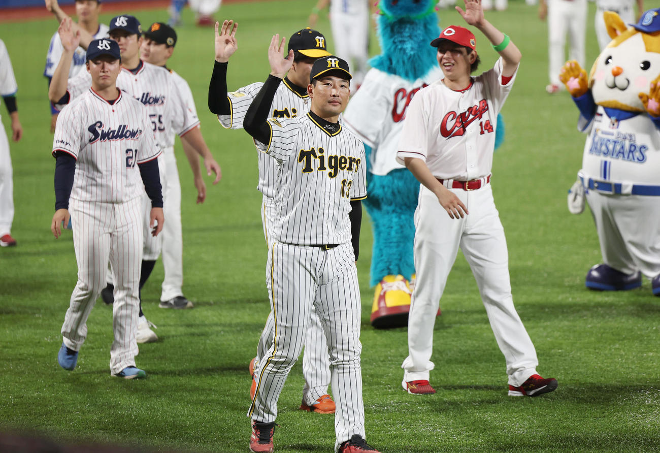 全セ対全パ　試合後、スタンドのファンに手を振る阪神岩崎（中央）ら（撮影・前田充）