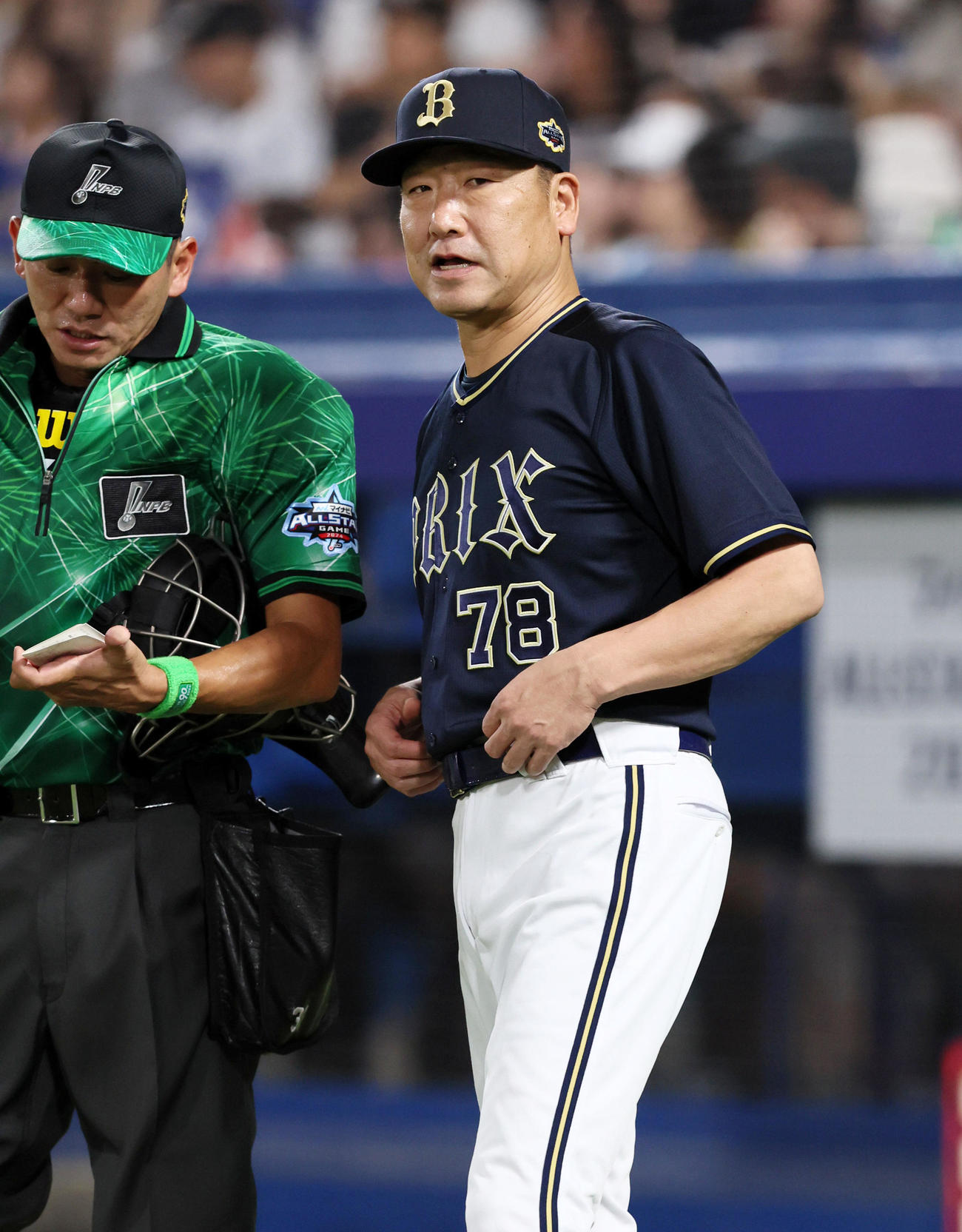 全セ対全パ　5回表を終え選手交代を告げる中嶋監督（撮影・加藤哉）