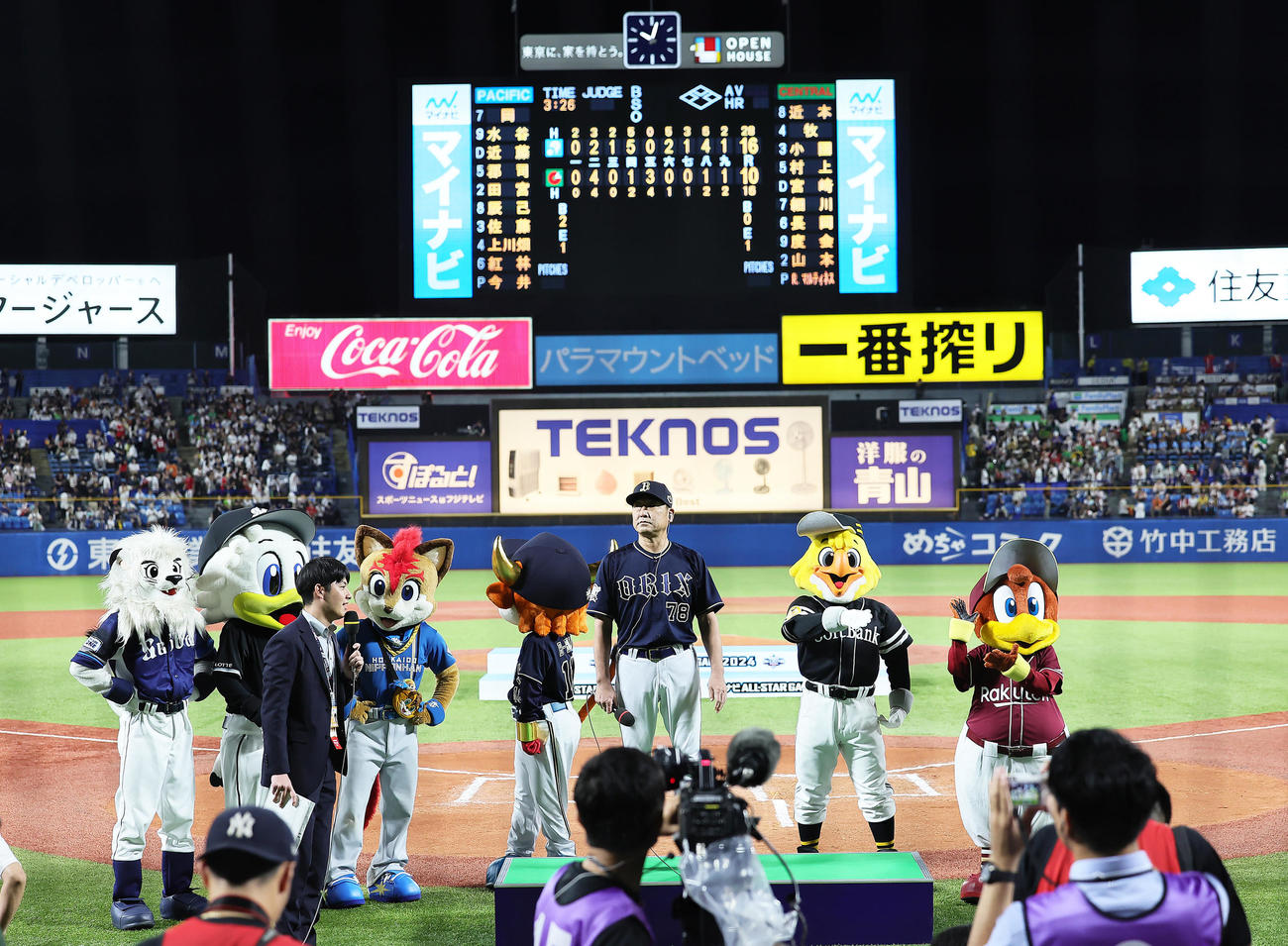 全セ対全パ　全セに勝利し、インタビューを受ける全パ中嶋監督（撮影・足立雅史）