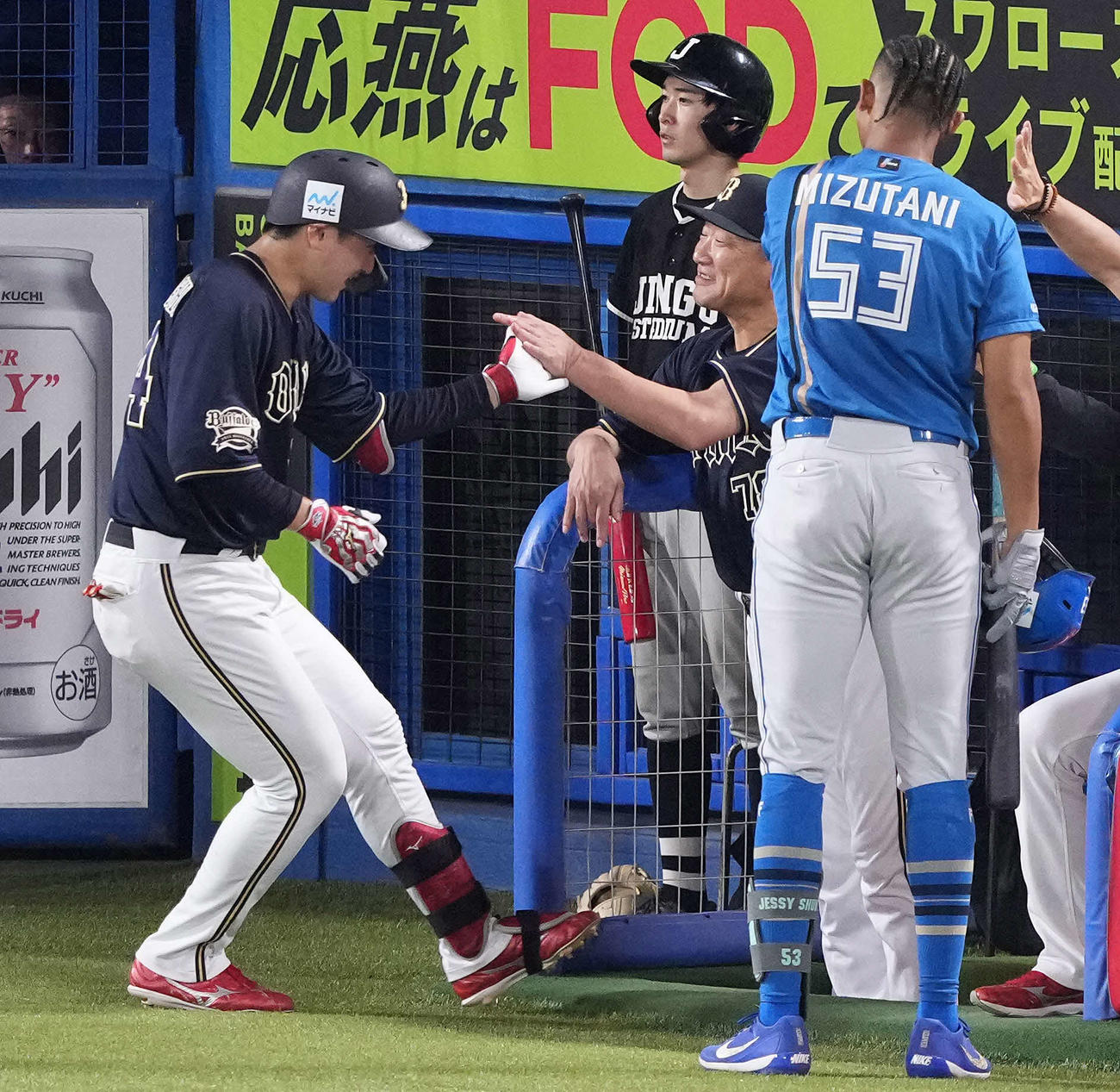 全セ対全パ　8回表全パ2死二塁、中越え2点本塁打を放った紅林（左）を迎える中嶋監督（撮影・鈴木みどり）