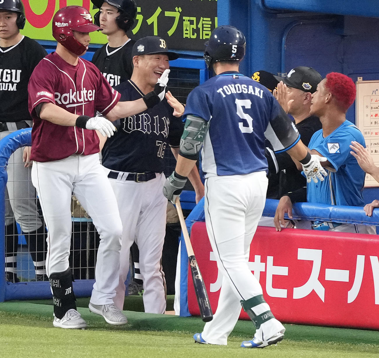 全セ対全パ　2回表全パ無死、右中間に先制のソロ本塁打を放った辰己（左）を迎える中嶋監督（左から2人目）（撮影・鈴木みどり）