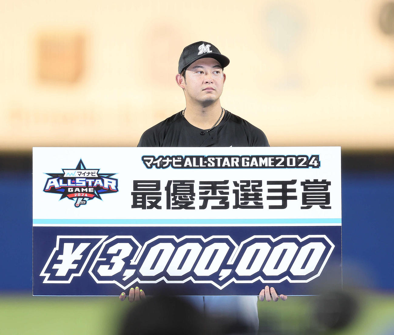 MVPの全パ佐藤（撮影・足立雅史）