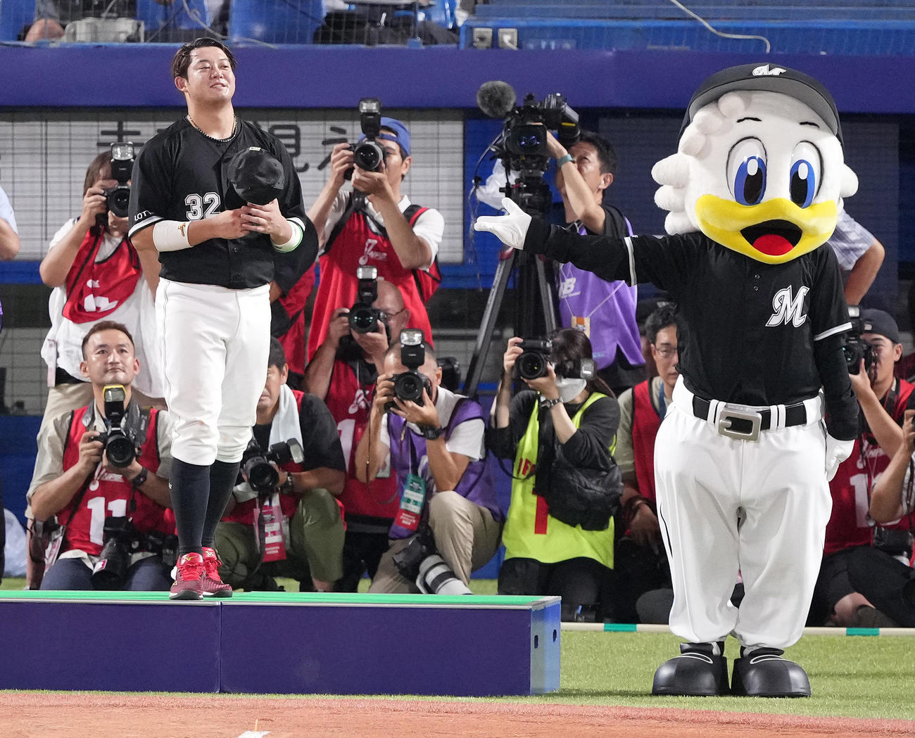 全セ対全パ　MVPに選ばれた全パ佐藤はファンの声援に応える（撮影・鈴木みどり）