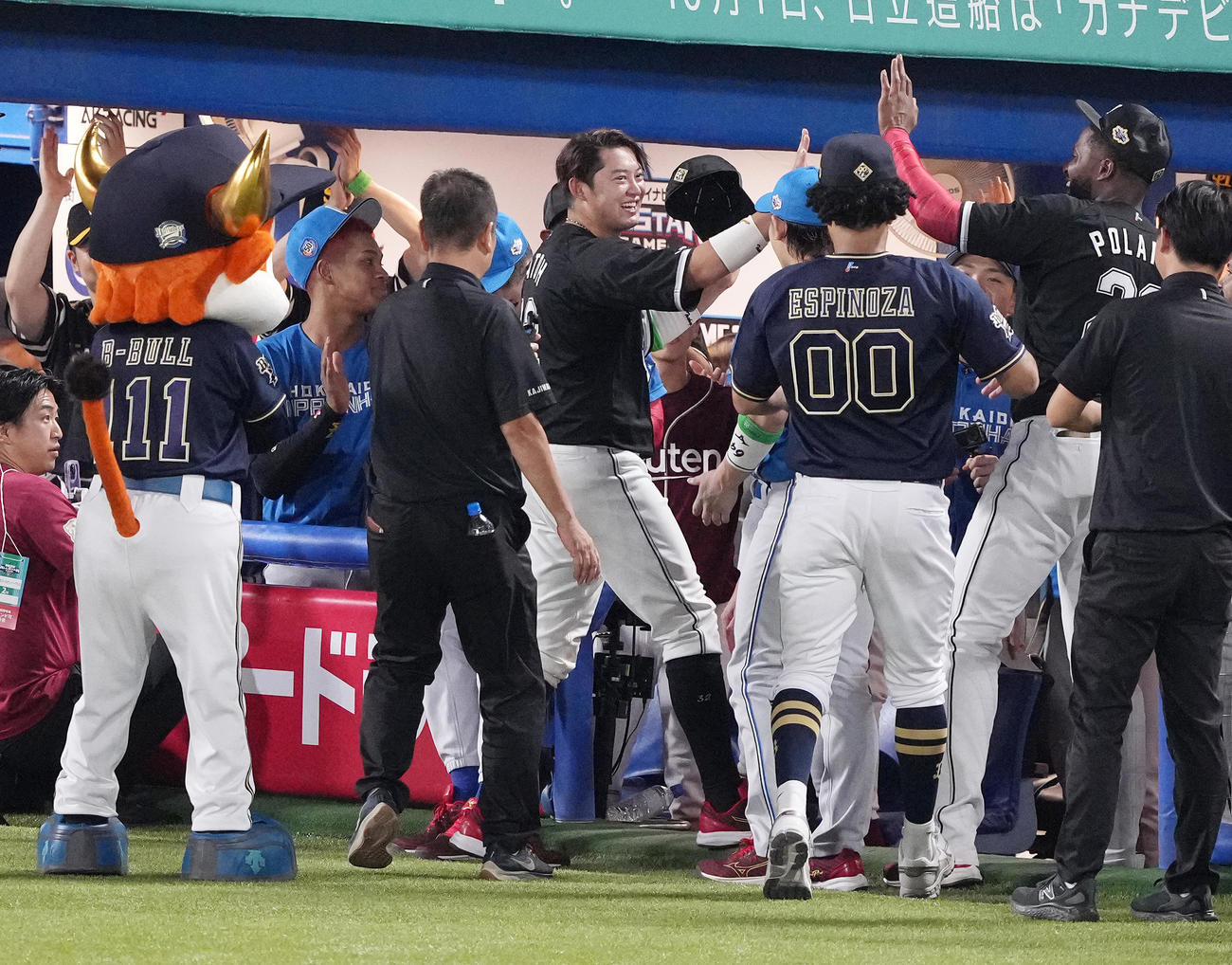 全セ対全パ　MVPに選ばれた全パ佐藤都（中央）はナインから祝福される（撮影・鈴木みどり）