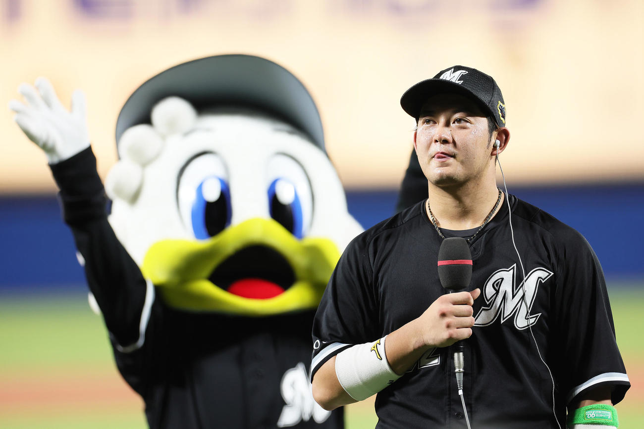 MVPの全パ佐藤（撮影・足立雅史）