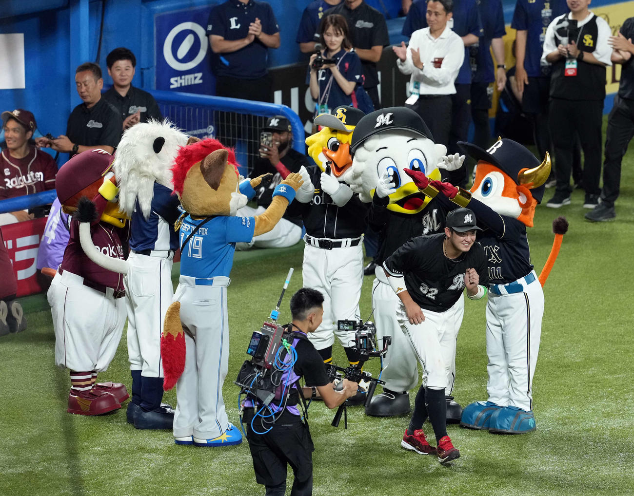 全セ対全パ　第2戦のMVPに選ばれ笑顔を見せる全パの佐藤（撮影・たえ見朱実）