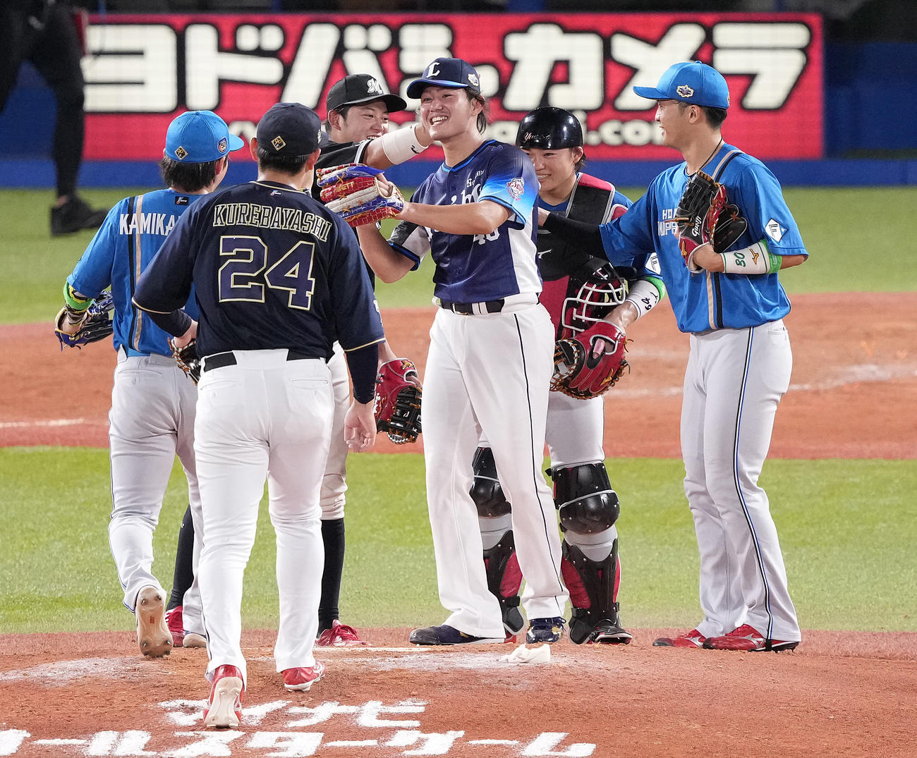 全セ対全パ　全セに勝利し、タッチを交わす今井（中央）ら全パナイン（撮影・鈴木みどり）