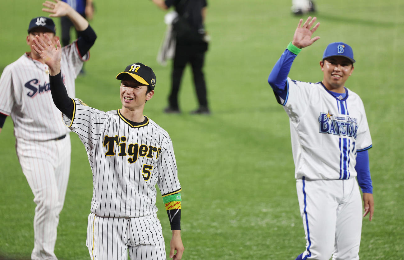 全セ対全パ　試合後、スタンドのファンに手を振る阪神近本（左）とDeNA東（撮影・前田充）