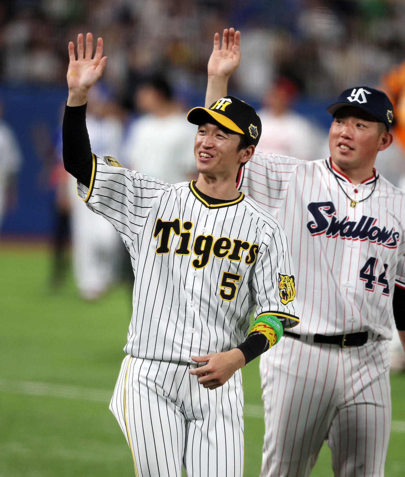 全セ対全パ　試合後場内1周してファンにあいさつする近本ら全セナイン（撮影・加藤哉）