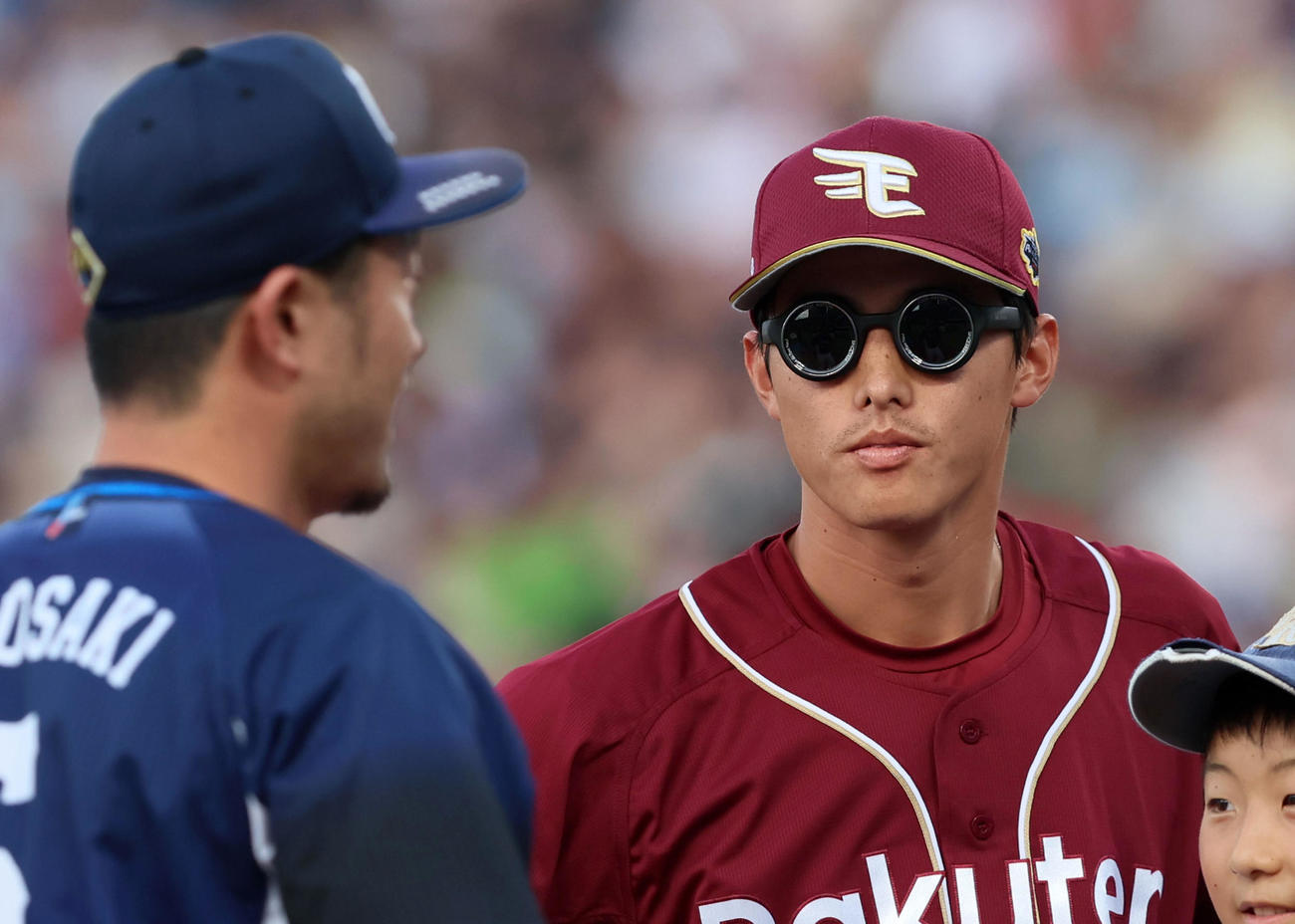 全セ対全パ　ルイヴィトンのサングラスで登場する辰己（撮影・加藤哉）