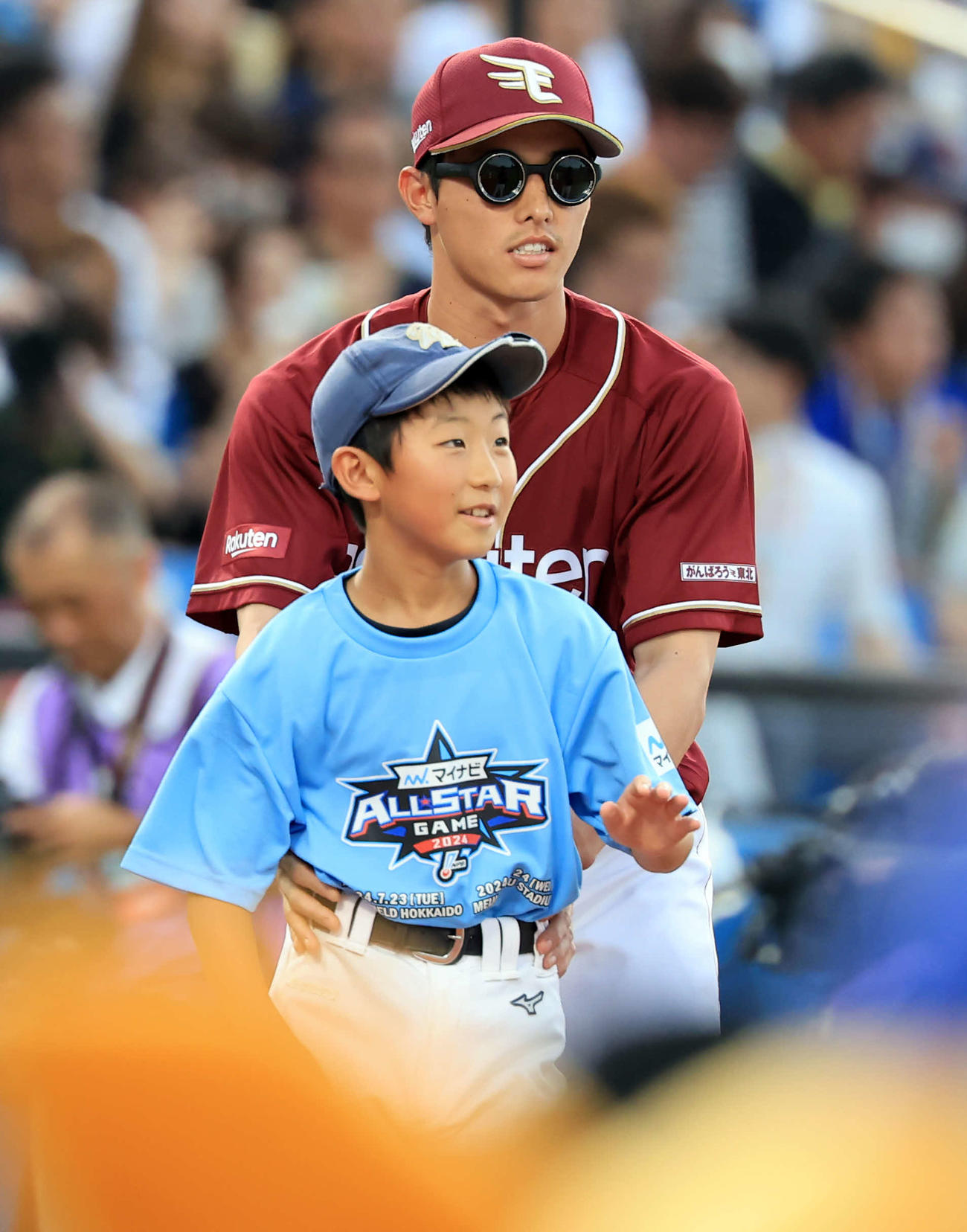 全セ対全パ　入場時、変わったメガネをつけて登場した楽天辰己（撮影・浅見桂子）