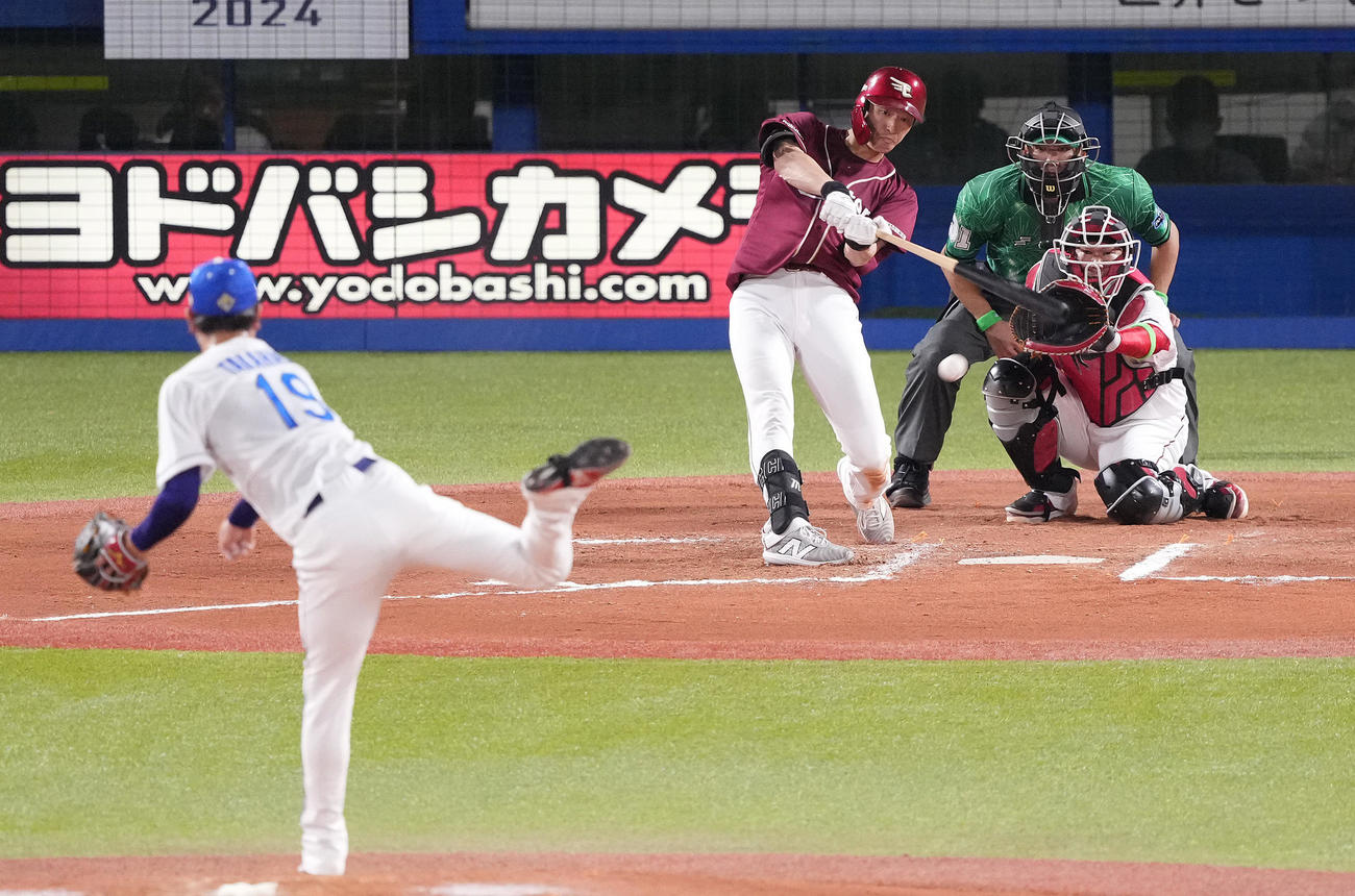 全セ対全パ　6回裏全パ無死満塁、右前適時打を放つ辰己。投手高橋宏（撮影・鈴木みどり）