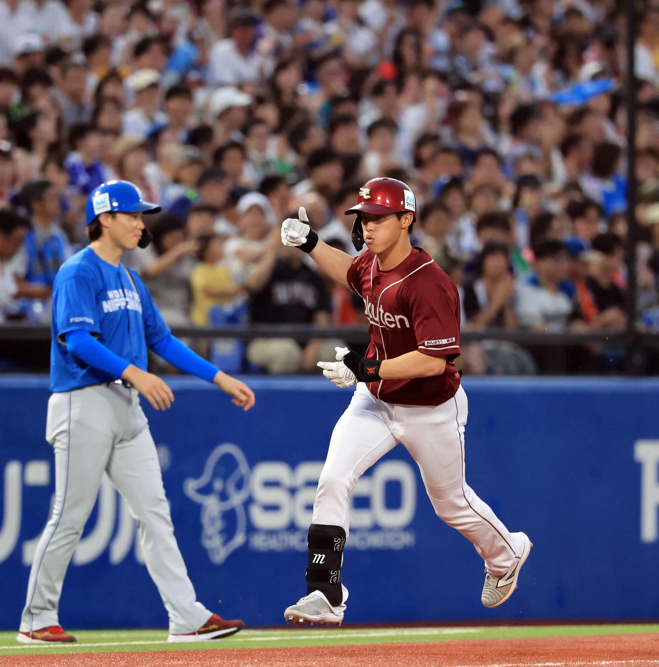 全セ対全パ　2表全パ無死、辰己（右）はソロ本塁打を放ちポーズをとり三塁を回る（撮影・浅見桂子）