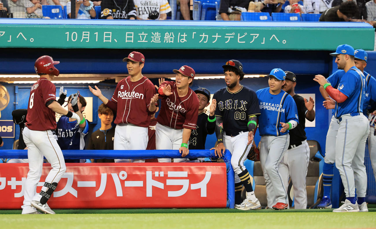 全セ対全パ　2表全パ無死、辰己（左）がソロ本塁打を放ち笑顔で迎える全パベンチ（撮影・浅見桂子）