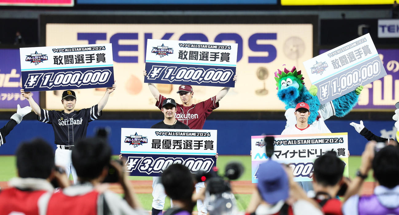 記念撮影に臨む、手前左からMVPの佐藤、マイナビドリーム章・敢闘選手賞の坂倉、後列左から敢闘選手賞の近藤、同賞の辰己（撮影・足立雅史）