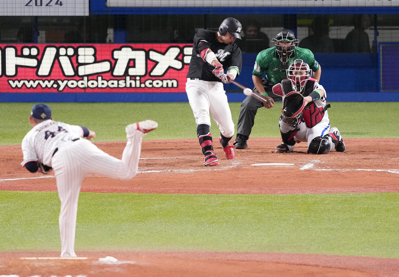 全セ対全パ　8回表全パ1死、右二塁打を放つ佐藤。投手大西（撮影・鈴木みどり）
