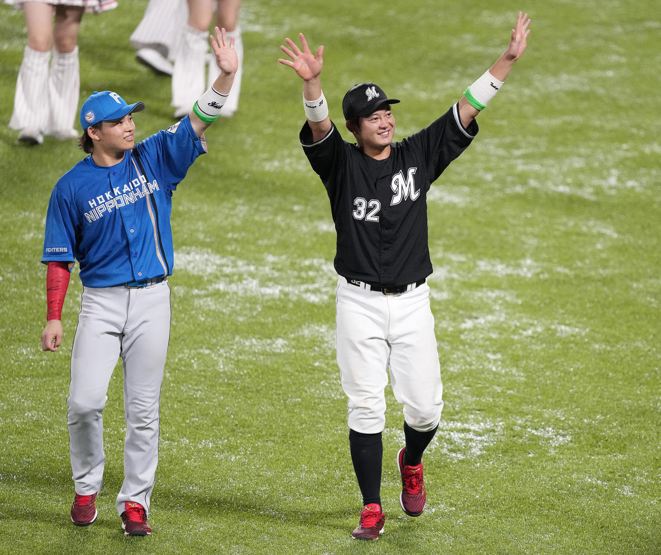 全セ対全パ　MVPの全パ佐藤（右）は田宮と一緒に声援に応える（撮影・鈴木みどり）