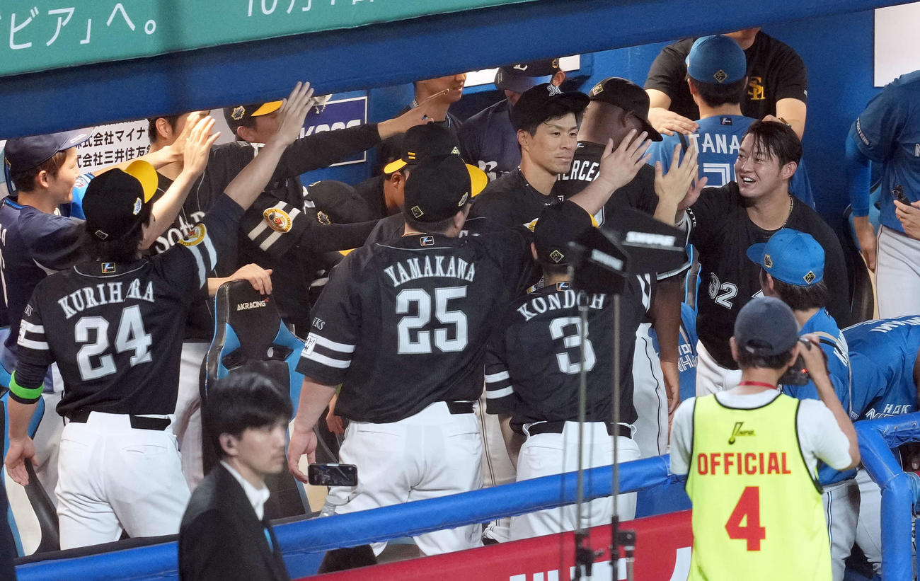 全セ対全パ　第2戦目のMVPに選ばれ笑顔を見せる全パの佐藤（撮影・たえ見朱実）
