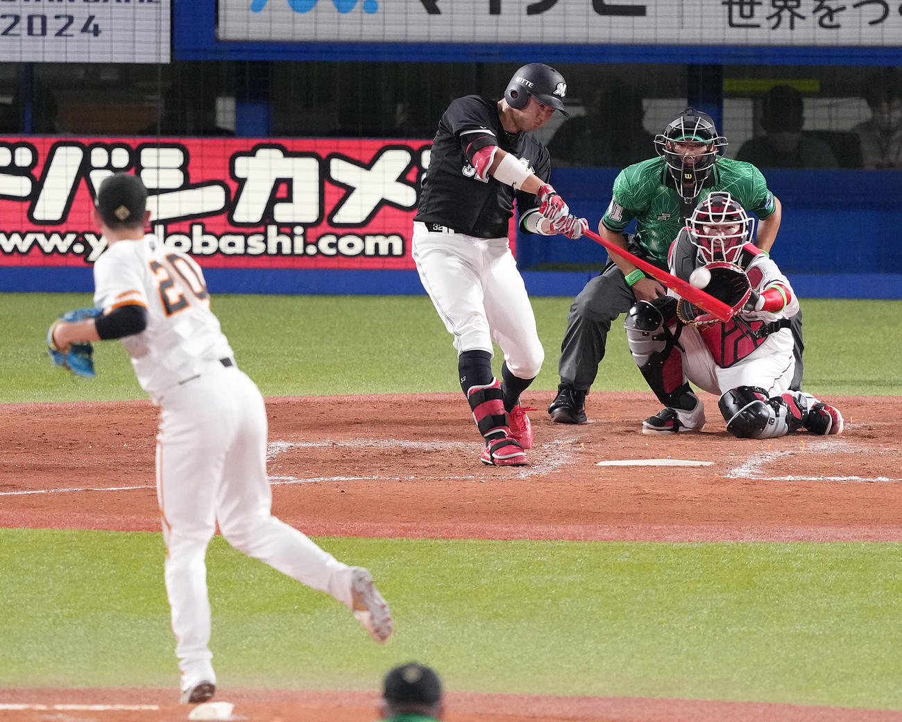 全セ対全パ　3回表全パ2死一、三塁、左適時二塁打を放つ佐藤。投手戸郷（撮影・鈴木みどり）