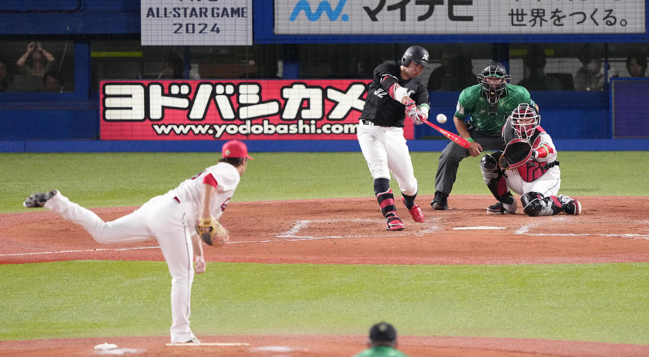 全セ対全パ　4回表全パ2死一塁、右適時三塁打を放つ佐藤。投手床田（撮影・鈴木みどり）