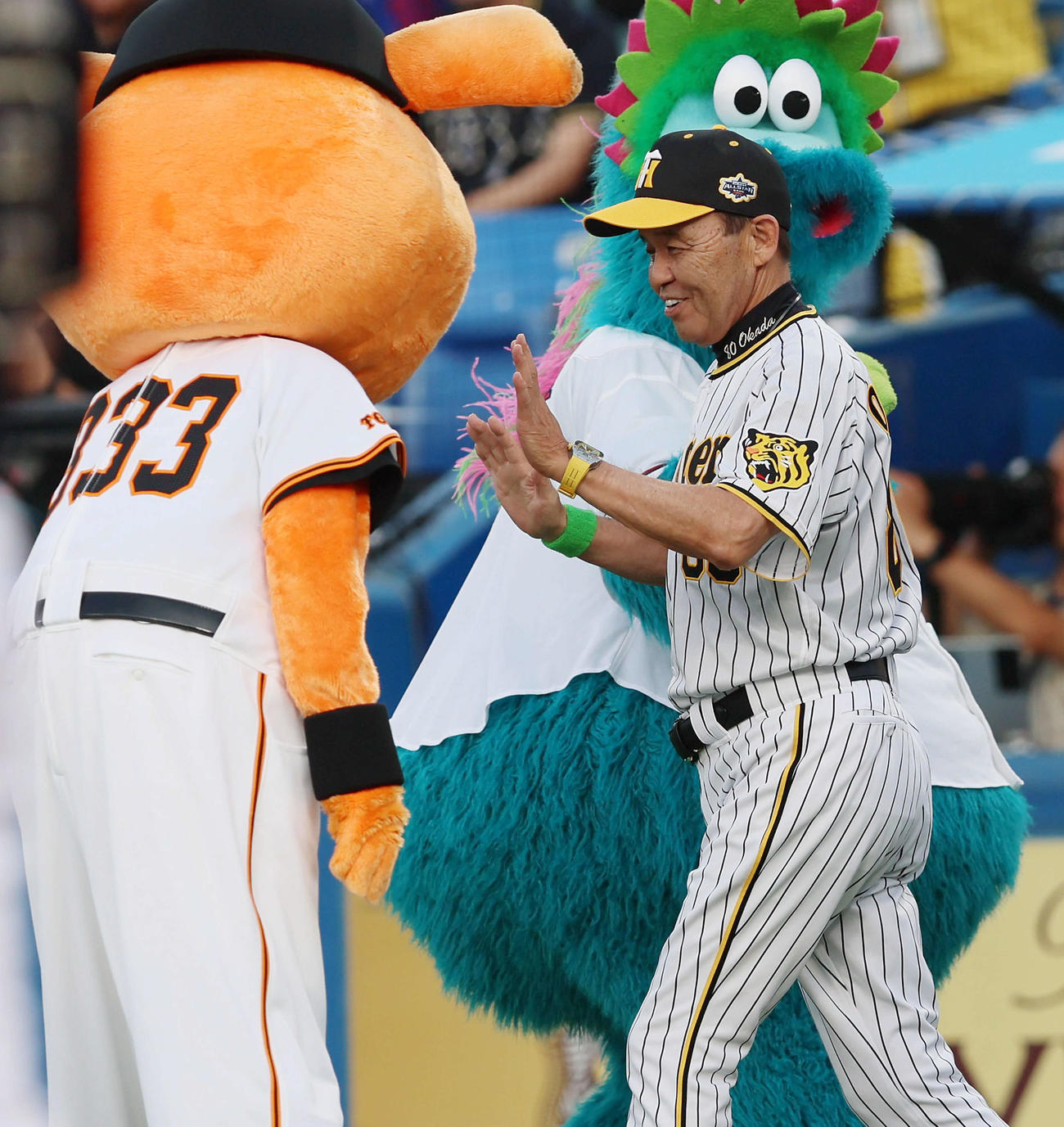 全セ対全パ　ジャビットとタッチしてグラウンドに登場する岡田監督（撮影・加藤哉）