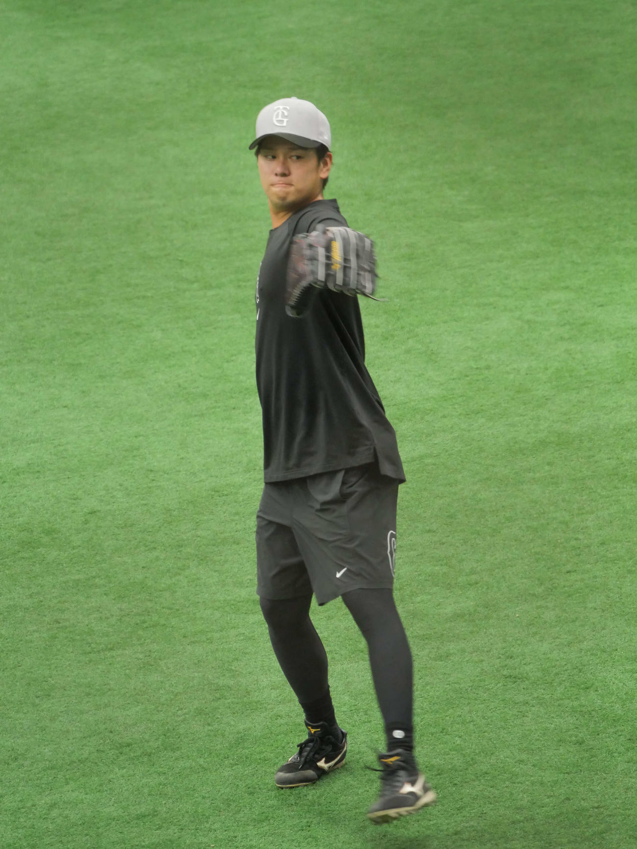 キャッチボールをする巨人伊藤（撮影・上田悠太）