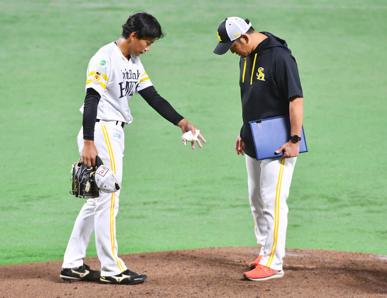 ライブBPの登板を終え、マウンドで倉野コーチ（右）と話す前田悠（撮影・岩下翔太）