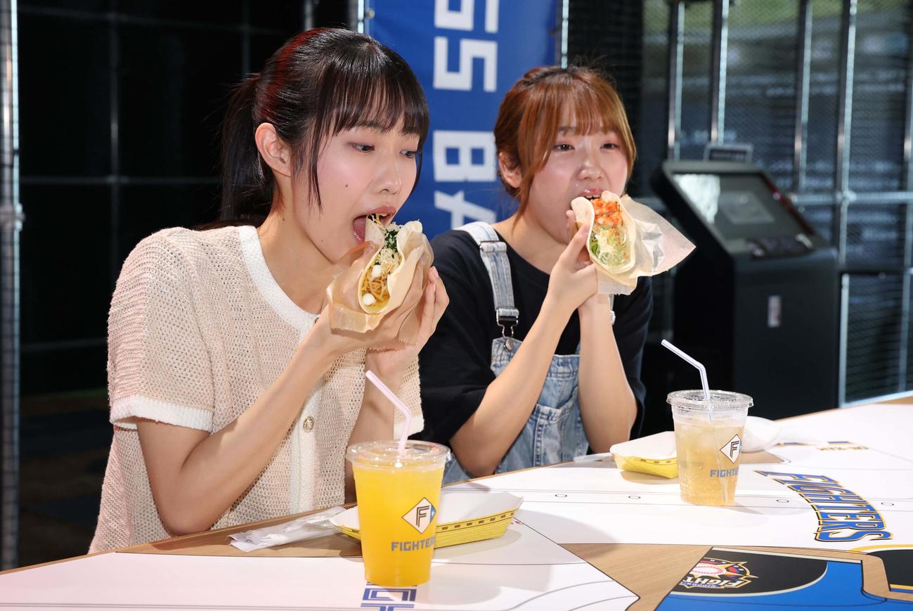 「タワー・イレブン・ベースボール」内でタコスを食べるファイターズガール（撮影・黒川智章）