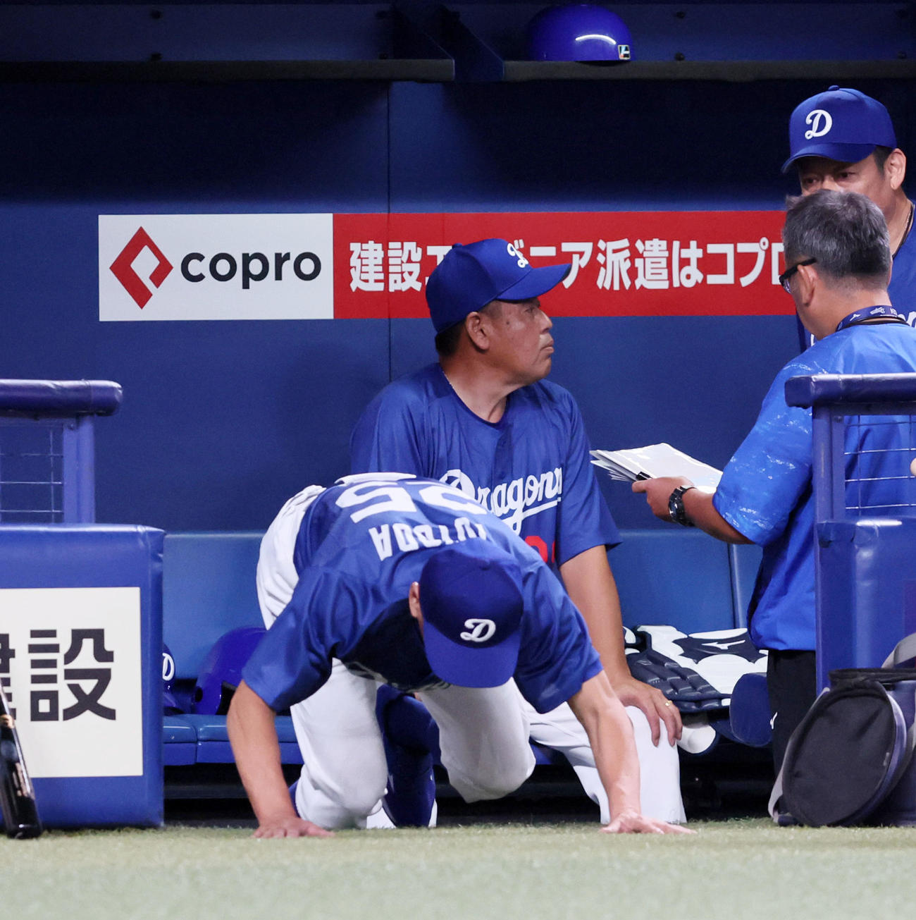 選手紹介されグラウンドへ向かうときに転倒する豊田（撮影・加藤哉）