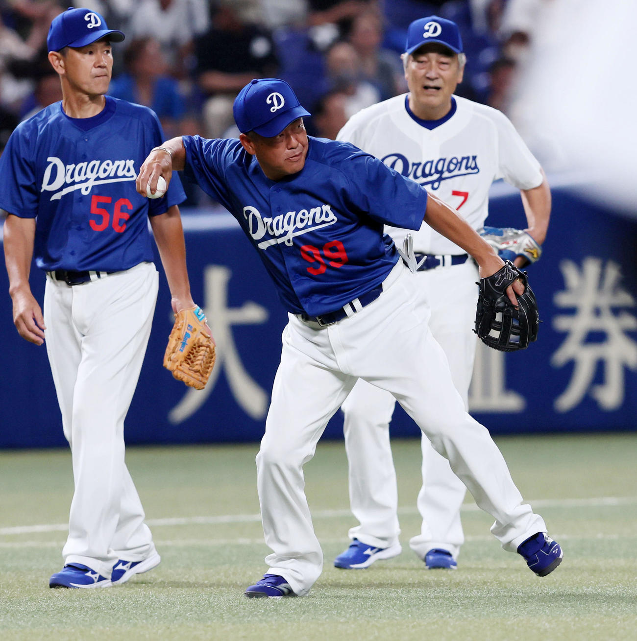 シートノックを受ける中村（撮影・加藤哉）