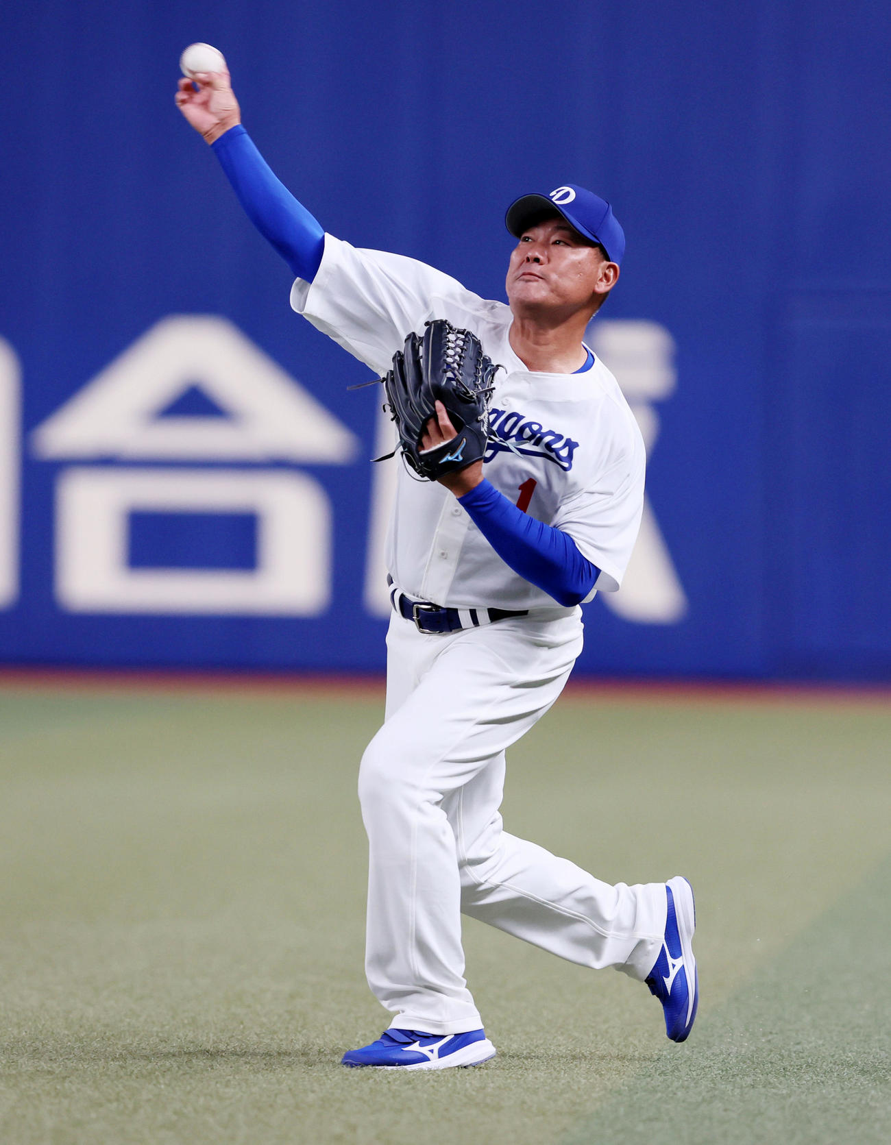 シートノックを受ける福留（撮影・加藤哉）
