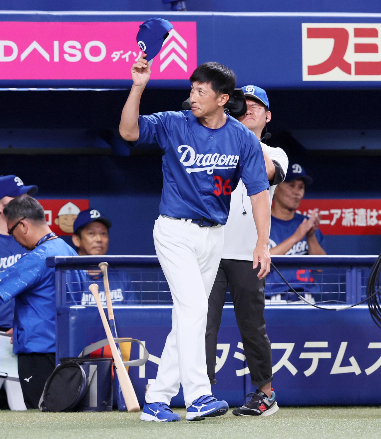選手紹介されグラウンドへ向かう矢野（撮影・加藤哉）