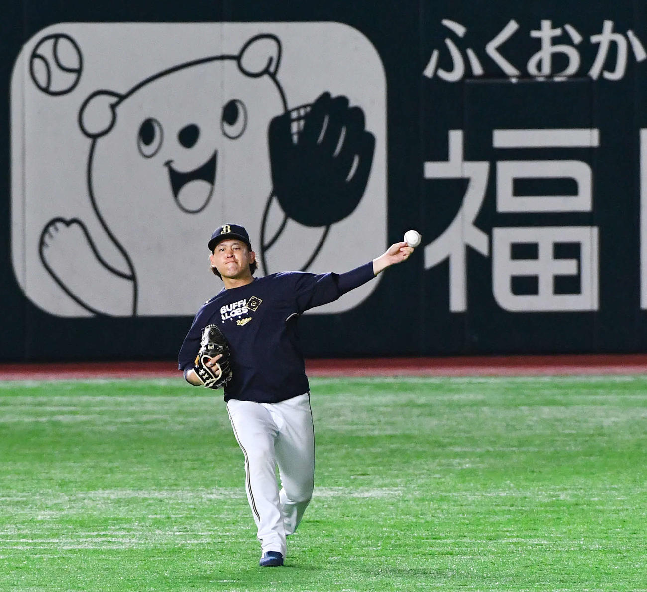 キャッチボールを行う宮城（撮影・岩下翔太）