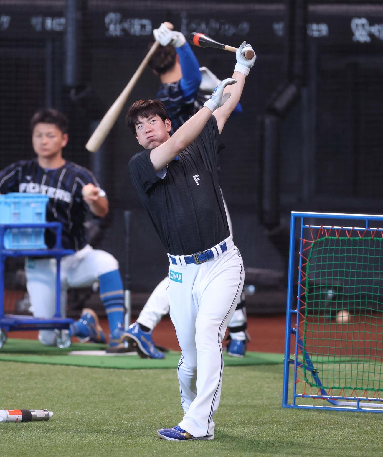 ロングティーする日本ハム松本剛（撮影・黒川智章）