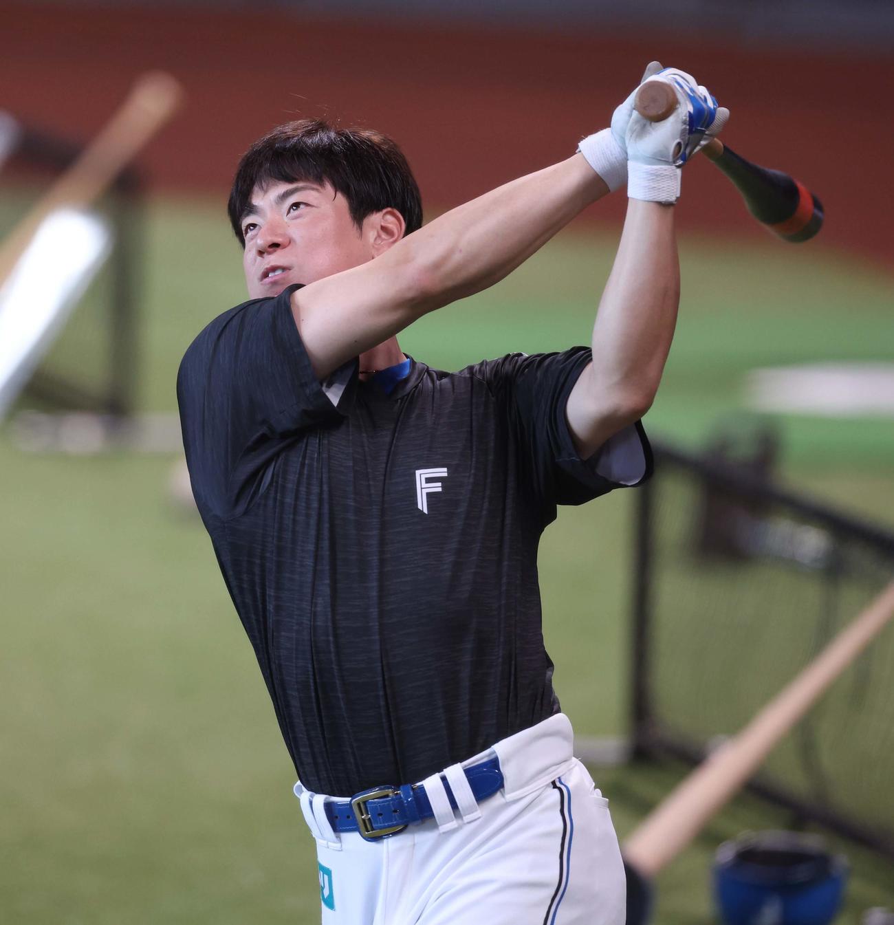 ロングティーする日本ハム松本剛（撮影・黒川智章）