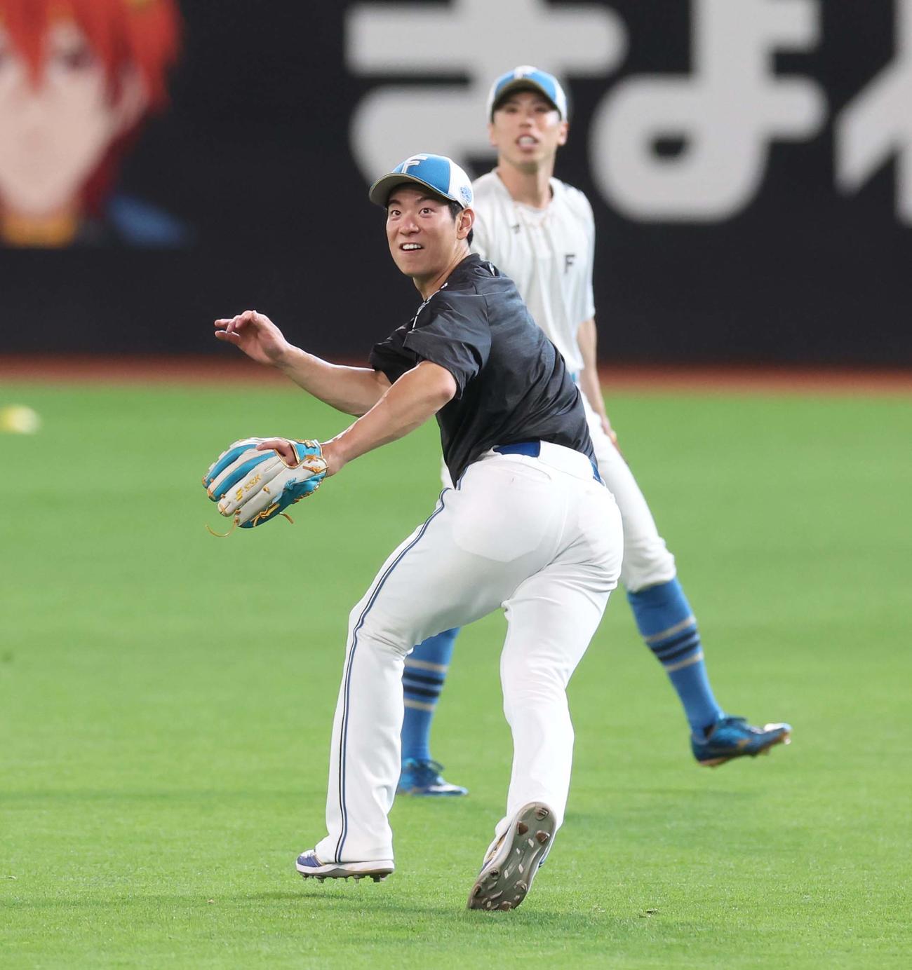 外野守備練習する日本ハム松本剛（撮影・黒川智章）