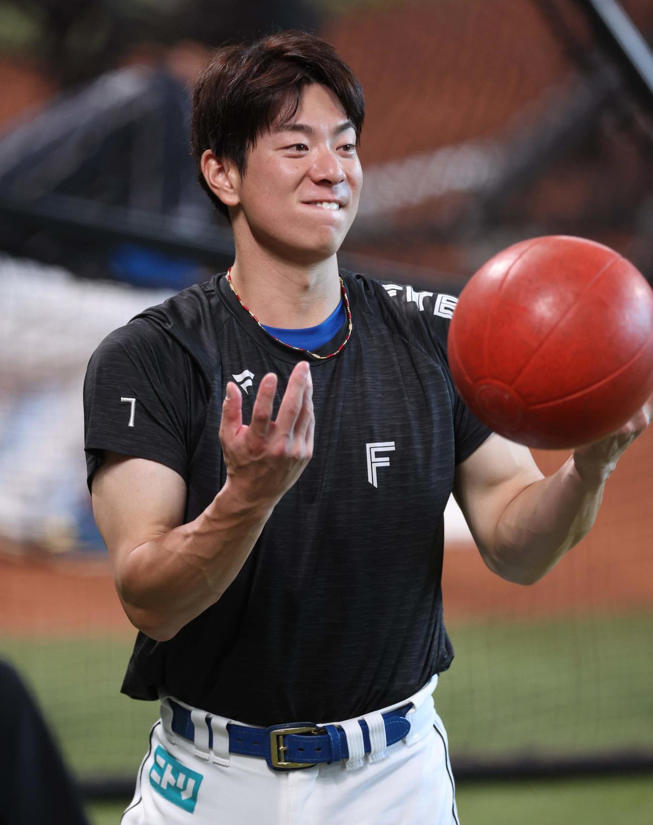 フィジカルトレーニングする日本ハム松本剛（撮影・黒川智章）