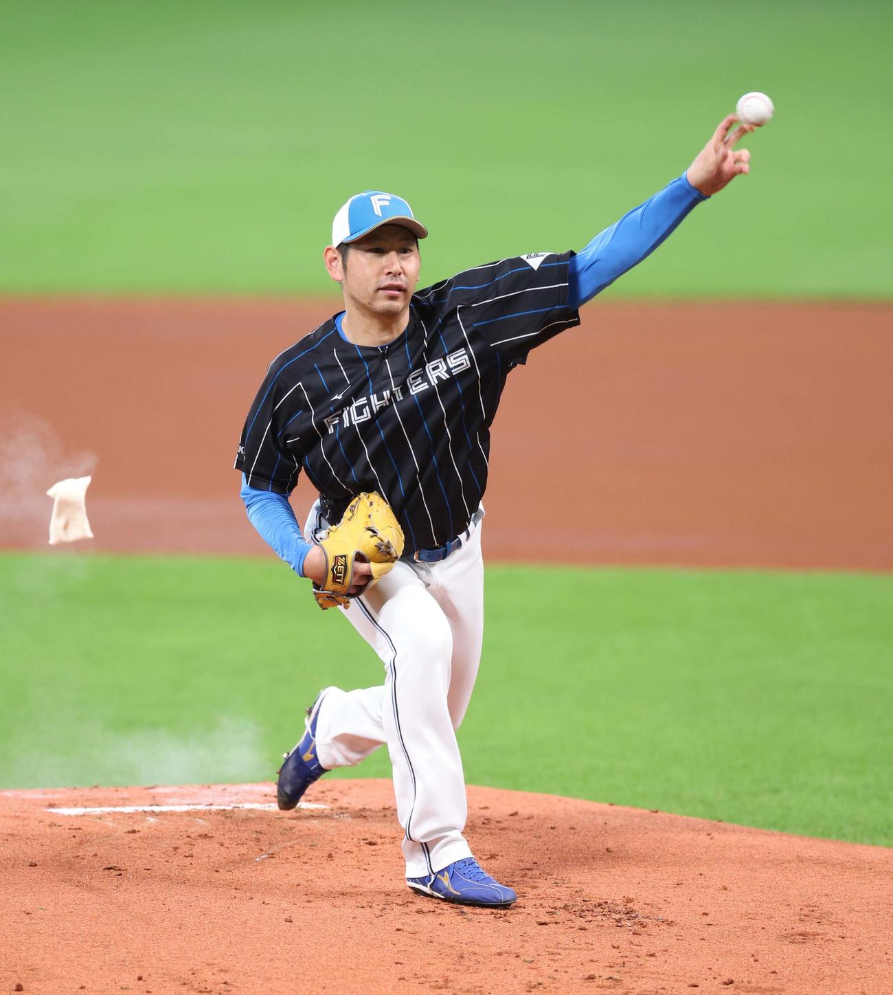 投内連係でマウンドで投球する日本ハム加藤貴（撮影・黒川智章）