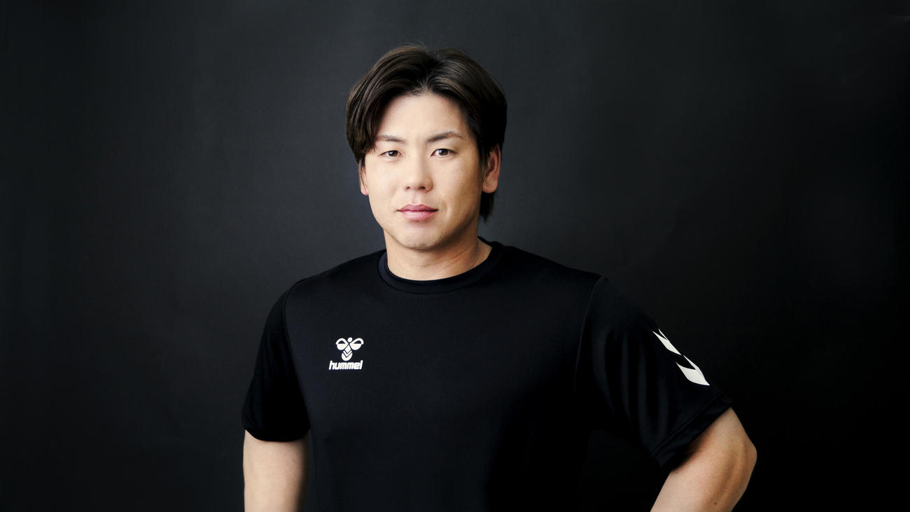 ヒュンメルのTシャツを着用する阪神梅野隆太郎＝2024年7月25日（提供写真）
