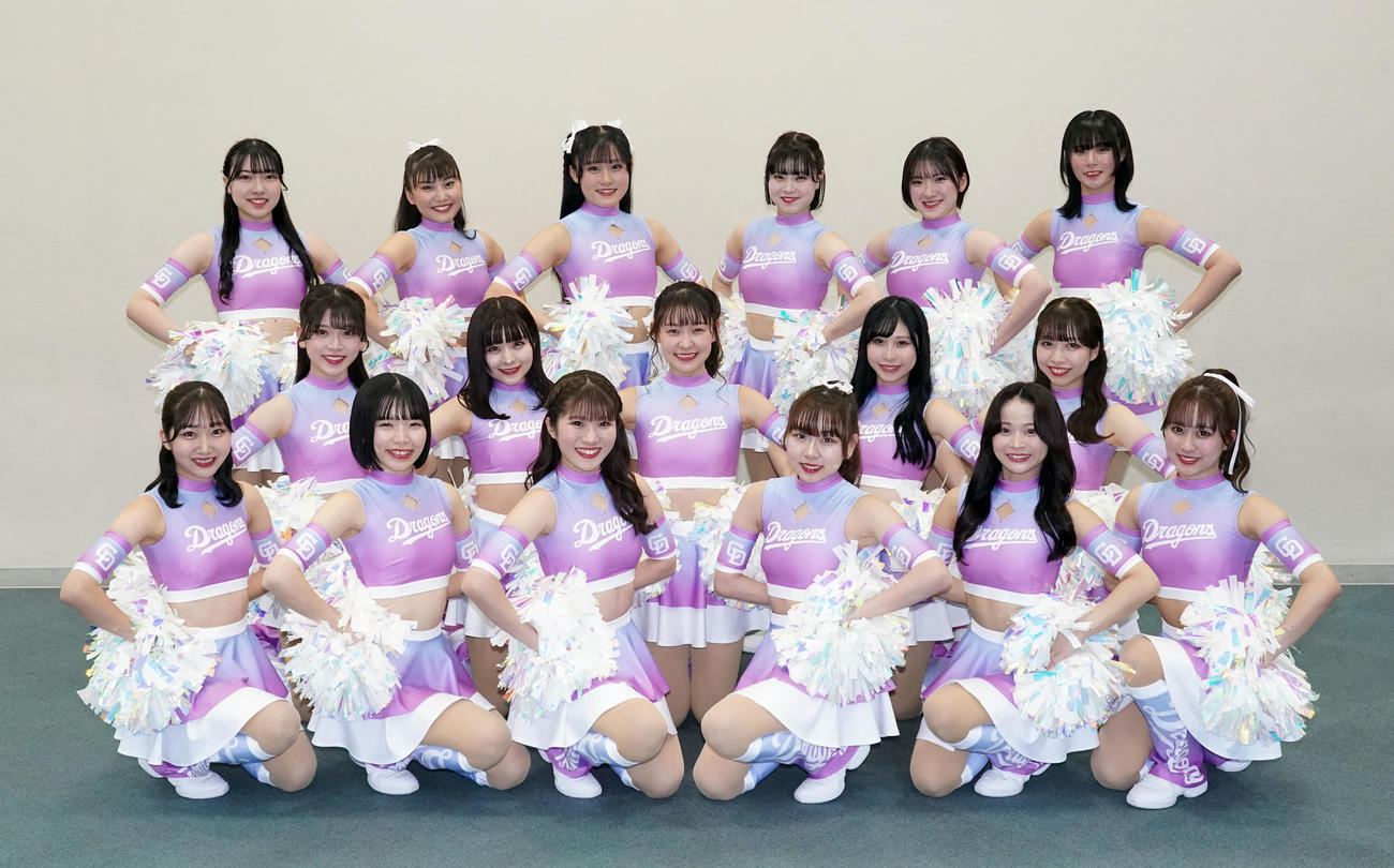 試合前にお披露目されたチアドラゴンズ2024（前列・左から）MIRAI、NAGISA、HONOKA、KAREN、RAMU、YUIKA（中列・左から）MEI、MIZUKI、MANA、AI、MAI（後列・左から）AYANO、MIMIKA、MIHARU、HARU、YUKA、KAEDE（2024年3月24日撮影）