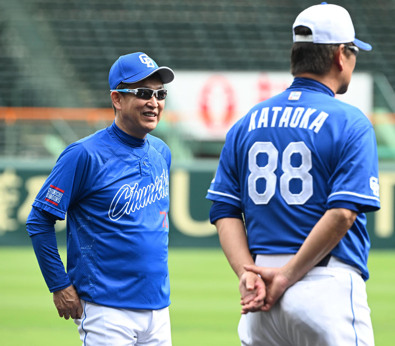 笑顔で練習を見る中日立浪監督（撮影・和賀正仁）