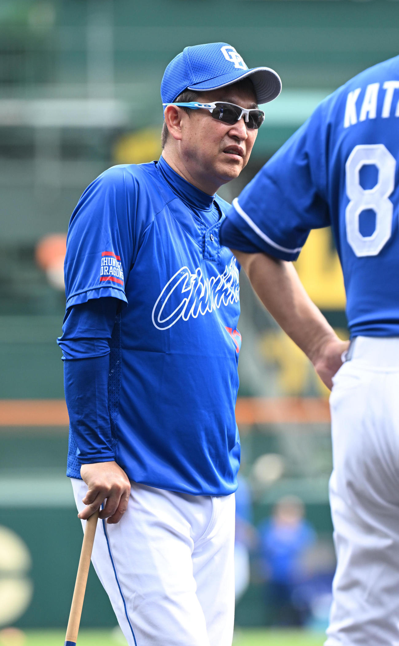 笑顔で練習を見る中日立浪監督（撮影・和賀正仁）