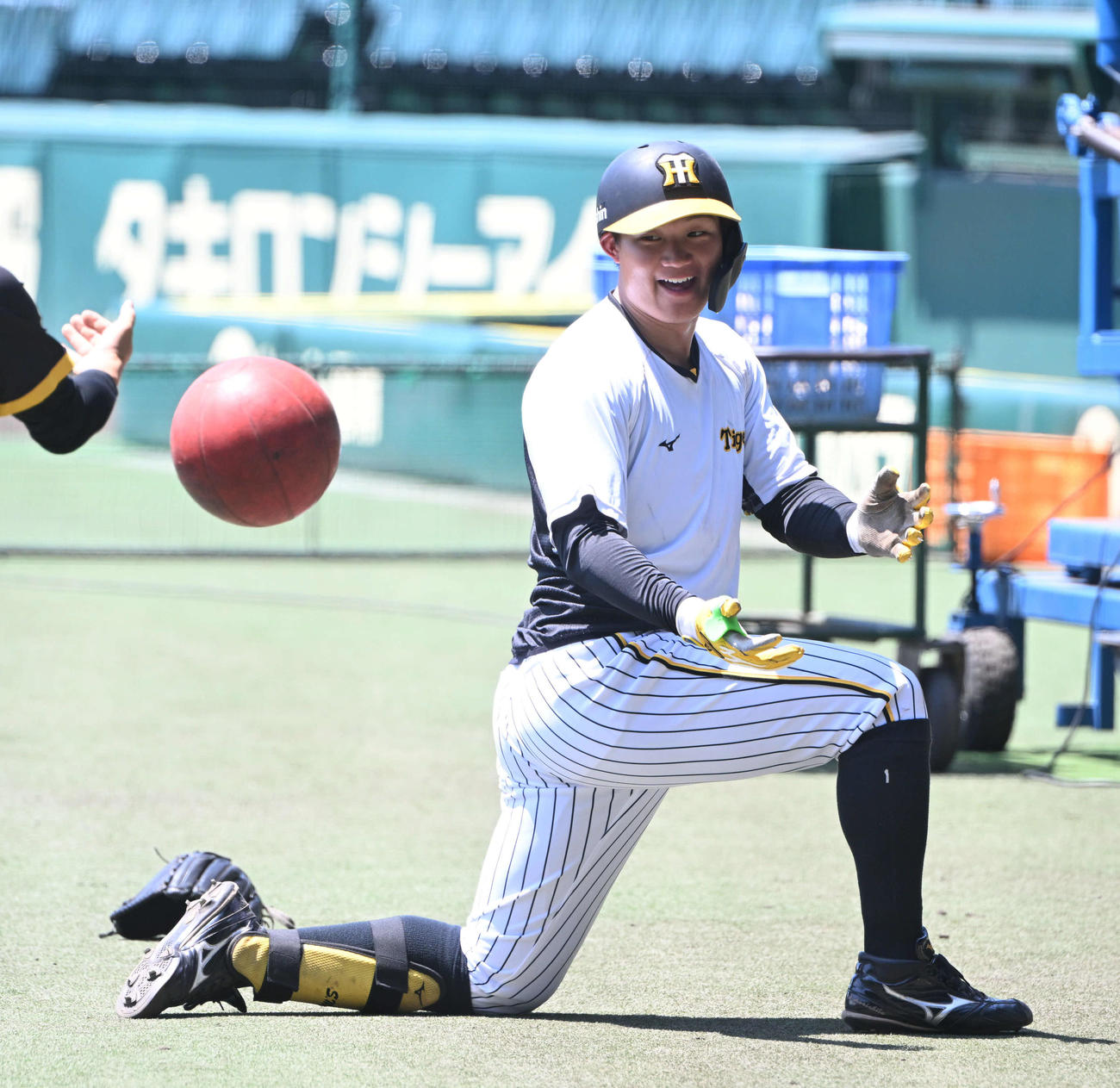 笑顔でメディシンボールを使う阪神前川（撮影・和賀正仁）