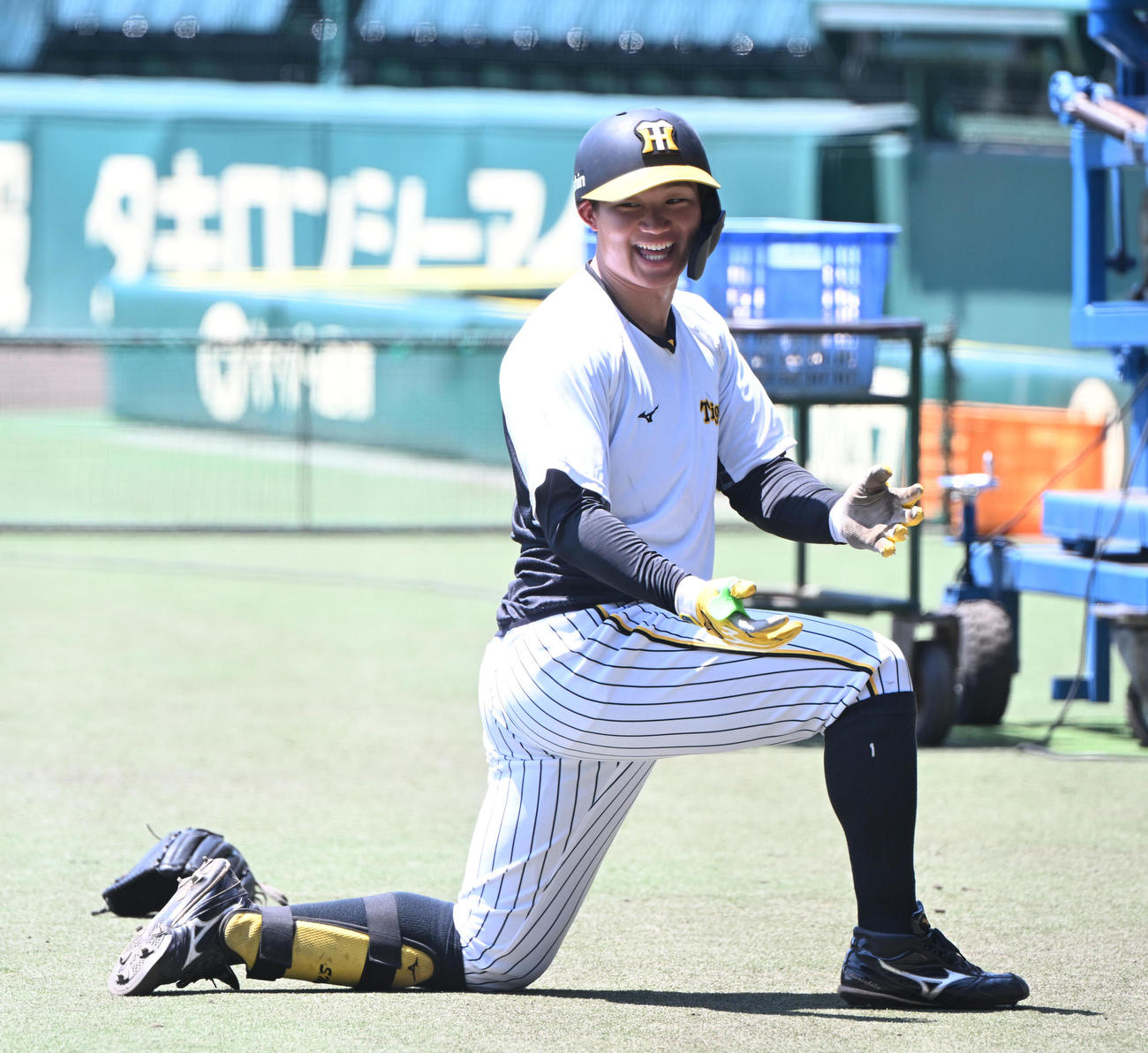 笑顔でメディシンボールを使う阪神前川（撮影・和賀正仁）