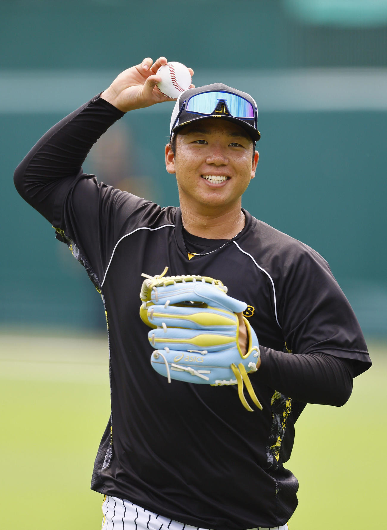 キャッチボールの合間に笑顔を見せる阪神村上（撮影・藤尾明華）