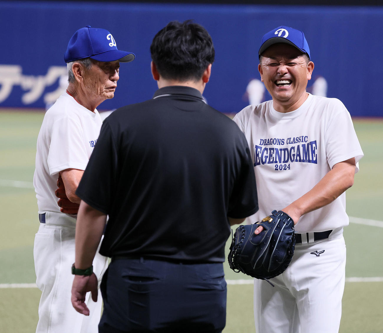 練習中、権藤（左）と談笑する谷繁（撮影・加藤哉）