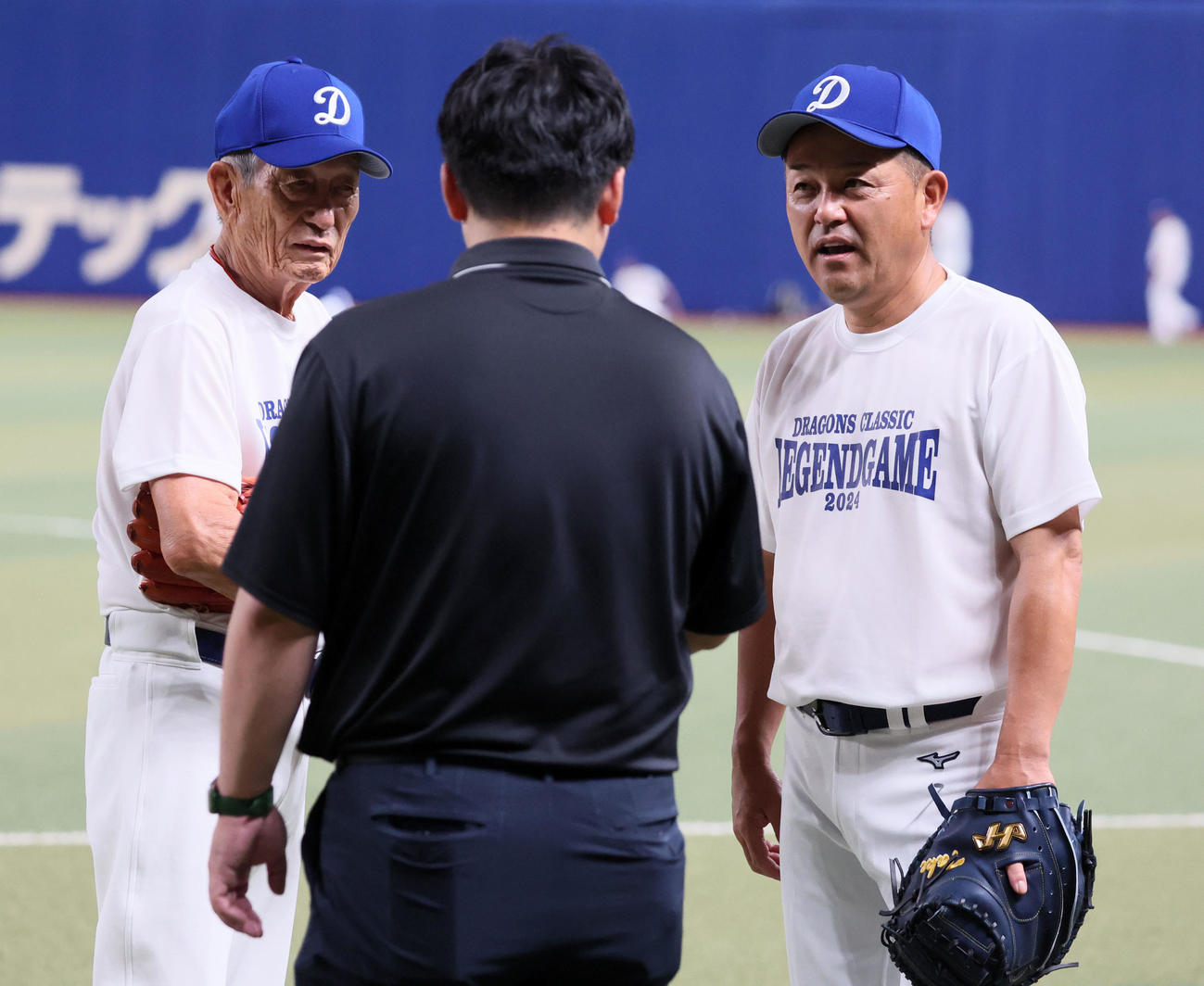練習中、権藤（左）と話す谷繁（撮影・加藤哉）