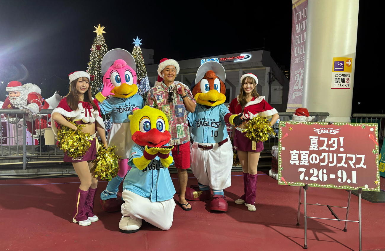 クリスマスツリー点灯式に臨んだ楽天銀次アンバサダー（後列左から3人目）ら